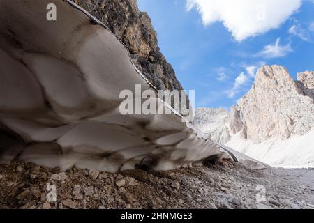 Schmelzender Schnee am See von Antermoia, Dolomiten, Rosengarten-Gruppe. Italienische dolomitenlandschaft Stockfoto