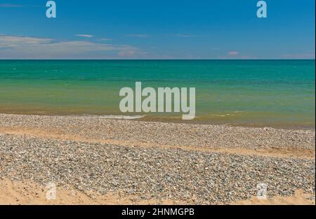 Farbenfrohe Gewässer an einem Great Lakes Beach am Lake Huron im Harrisville State Park in Michigan Stockfoto