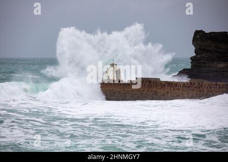 Portreath,Cornwall,17th. Februar 2022,große Wellen und stürmische Meere in Portreath,Cornwall, verursacht durch starke Südwestwinde vor dem Sturm Eunice, der morgen ansteht. Es wurde eine Warnung für das seltene rote Wetter ausgegeben. Für Teile des Vereinigten Königreichs. Die Temperatur war 11C. Es wird erwartet, dass sich der Wind über das Wochenende fortsetzen wird.Quelle: Keith Larby/Alamy Live News Stockfoto