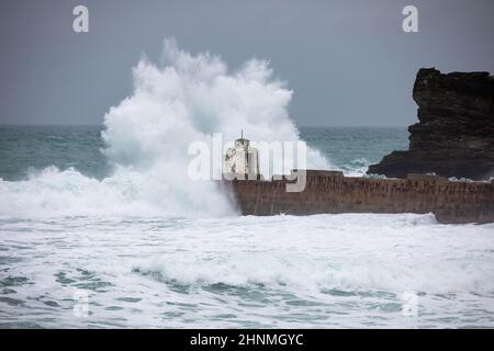 Portreath,Cornwall,17th. Februar 2022,große Wellen und stürmische Meere in Portreath,Cornwall, verursacht durch starke Südwestwinde vor dem Sturm Eunice, der morgen ansteht. Es wurde eine Warnung für das seltene rote Wetter ausgegeben. Für Teile des Vereinigten Königreichs. Die Temperatur war 11C. Es wird erwartet, dass sich der Wind über das Wochenende fortsetzen wird.Quelle: Keith Larby/Alamy Live News Stockfoto