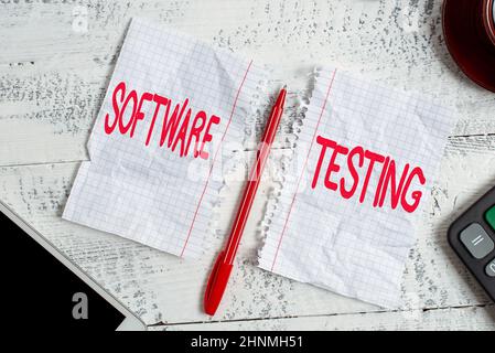 Textschild mit Softwaretests, Word geschrieben Bewerten Sie die Funktionalität einer Softwareanwendung Anzeige von verschiedenen Farb-Sticker Notes ARRA Stockfoto
