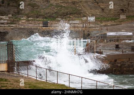 Portreath,Cornwall,17th. Februar 2022,große Wellen und stürmische Meere in Portreath,Cornwall, verursacht durch starke Südwestwinde vor dem Sturm Eunice, der morgen ansteht. Es wurde eine Warnung für das seltene rote Wetter ausgegeben. Für Teile des Vereinigten Königreichs. Die Temperatur war 11C. Es wird erwartet, dass sich der Wind über das Wochenende fortsetzen wird.Quelle: Keith Larby/Alamy Live News Stockfoto