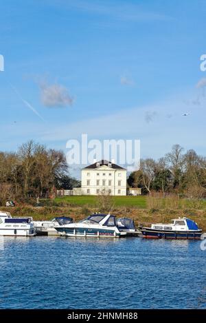 Marble Hill House an einem sonnigen Wintertag von der anderen Seite der Themse aus gesehen, Twickenham, Stadtteil von Richmond, West London England Stockfoto