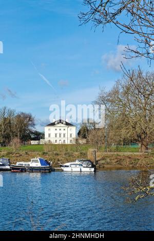 Marble Hill House an einem sonnigen Wintertag von der anderen Seite der Themse aus gesehen, Twickenham, Stadtteil von Richmond, West London England Stockfoto