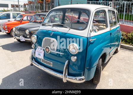 Benevagienna, Cuneo, Italien - 10. April 2016: Fiat 750 Multipl (1963) Oldtimer mit Fiat 600 e Fiat 500 im Hintergrund während eines Treffens der historischen Stockfoto