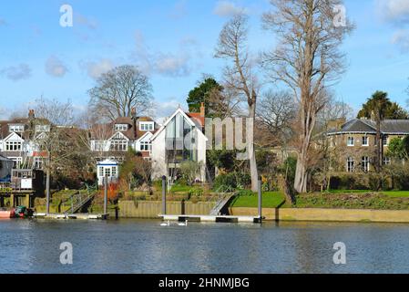 Exklusive Häuser am Fluss an der Themse in Twickenham an einem sonnigen Wintertag, Bezirk Richmond West London England Stockfoto