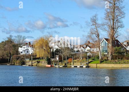 Exklusive Häuser am Fluss an der Themse in Twickenham an einem sonnigen Wintertag, Bezirk Richmond West London England Stockfoto