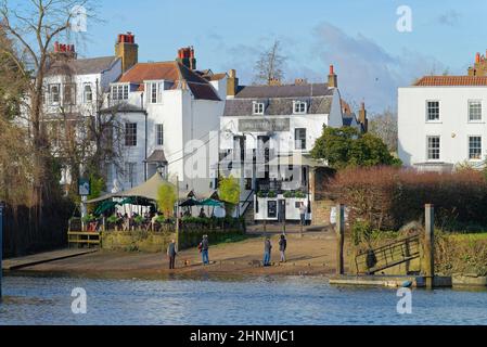 The White Swan Pub an der Themse in Twickenham, südwestlich von Richmond in Thames England Stockfoto