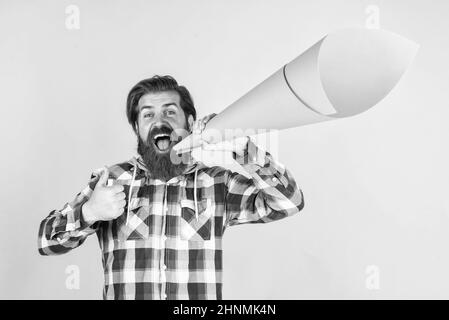 Achtung bitte. Männlich sprechen in Megaphon. Hipster kariertes Hemd für bärtigen Kerl mit Lautsprecher. Unrasiert brutalen Mann mit Bart. Werbung und Stockfoto