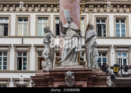 Die St.-Annen-Säule (Annasäule) steht in der Innenstadt von Innsbruck an der Maria-Theresien-Straße. Stockfoto