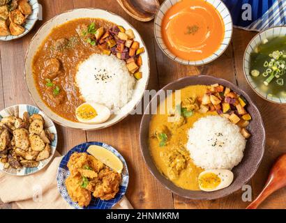 Signature Beef Spice Curry Reis, Cilantro Chicken Spice Curry Reis, Kürbissuppe, Yuan gebratenes Huhn, gebratene Pilze mit gemischten Gewürzen und Knoblauch und Stockfoto