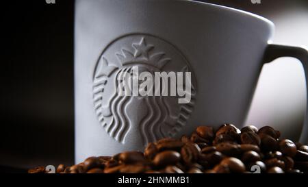 Zusammensetzung mit einer Tasse Starbucks-Kaffee Stockfoto
