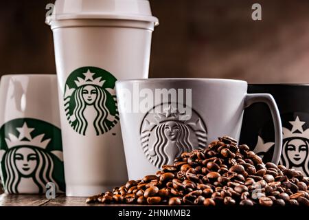 Zusammensetzung mit Tassen Starbucks-Kaffee Stockfoto