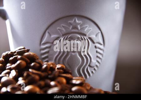 Zusammensetzung mit einer Tasse Starbucks-Kaffee Stockfoto