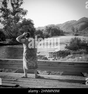 31st. Juli, Russland, Altay, Frau mit Blick auf die Berge Stockfoto