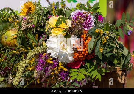 Traditionelles Bouquet aus Blumen, Kräutern und Früchten, das das Symbol des Sommers ist Stockfoto