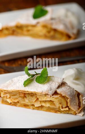 österreichischer Apfelstrudel auf weißen Tellern Stockfoto