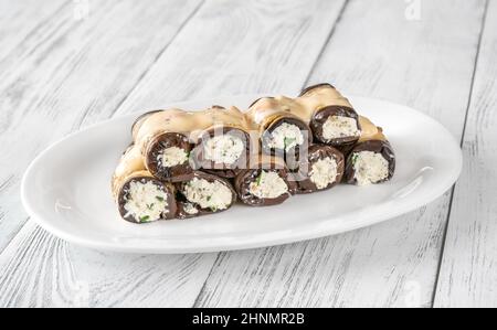 Gefüllte Auberginen-Brötchen mit Feta unter Senfsauce Stockfoto