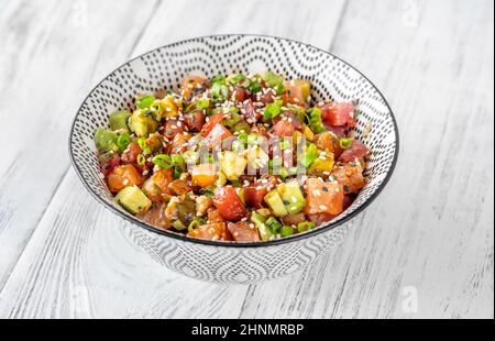 Eine Schüssel mit Thunfisch und Lachs auf den Holztisch Stockfoto