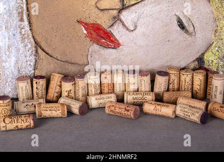 Keramikskulptur von Małgorzata Swolkien - Osterliebe und Weinkorken Stockfoto