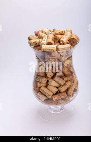 Sammlung von gebrauchten Weinkorken in einer Glasvase. Stockfoto