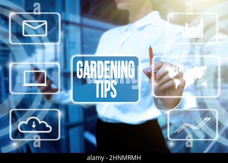 Textunterschrift präsentiert Gartentipps, konzeptuelles Foto richtige Praktiken in wachsenden Kulturen Botanischer Ansatz Dame in Uniform Halten Tablet in Hand V Stockfoto