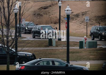Lorain, Ohio, USA. 17th. Februar 2022. US-Präsident JOE BIDEN kommt am Mittwoch, den 17. Februar 2022, in Lorain zu den Lorain-Werften, Oh. (Bild: © Andrew Dolph/ZUMA Press Wire) Stockfoto