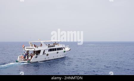 Ägypten, Sharm El Sheikh - 20. September 2019: Touristenkreuzfahrt mit Touristen im Roten Meer. Landschaft des Roten Meeres. Weiße Yachten erwarten Touristen in den azurblauen Gewässern Ägyptens. Stockfoto