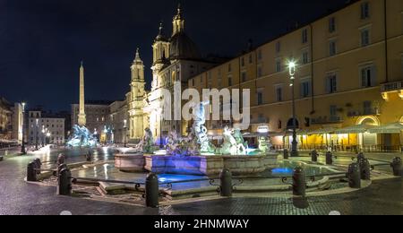 Piazza Navona (Navona-Platz), in Rom, Italien, mit dem berühmten Bernini-Brunnen bei Nacht. Stockfoto