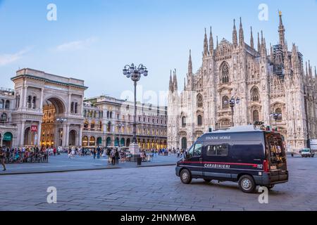 Carabinieri, auch Carabinieri genannt, patrouilliert Mailand City und verhindert Kriminalität Stockfoto