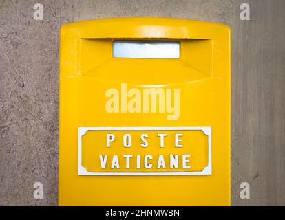Gelbe Post Box im Vatikan Stockfoto