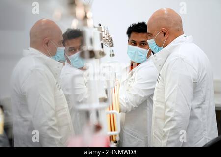 Gesundheitsminister Sajid Javid (rechts) bei einem Besuch zur offiziellen Eröffnung des Robinson Building, einer neuen Forschungseinrichtung, die sich der Entwicklung und dem Testen neuer COVID-19-Impfstoffe in der Forschungseinrichtung Porton Down in Salisbury widmet, im Rahmen seiner „Road to Recovery“-Tour durch das Land. Bilddatum: Donnerstag, 17. Februar 2022. Stockfoto