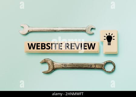 Hand schreiben Zeichen Website Review, Business Schaufenster Bewertungen, die über Unternehmen und Dienstleistungen veröffentlicht werden können Formatierung und Kompilierung Online-Daten, ab Stockfoto