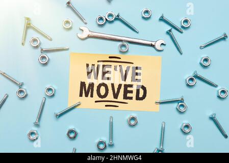 Zeichen anzeigen Wir Ve bewegt, Business-Schaufenster mit starken Gefühlen Traurigkeit oder Sympathie hat gesagt oder getan Wartung Tools and Equipments Mechanic A Stockfoto