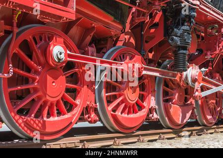 Räder einer historischen Dampflokomotive auf Gleisen, Emden, Ostfriesland, Niedersachsen, Deutschland Stockfoto