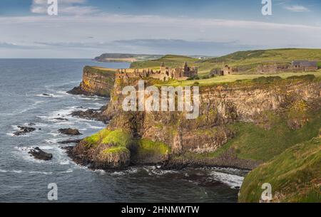 Panoramabild von Dunluce Castle bei Sonnenuntergang am Rande der Klippe Bushmills Nordirland Drehort der beliebten TV-Show Game of Thrones Stockfoto