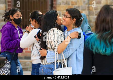 Neu-Delhi, Indien. 17th. Februar 2022. Die Studenten sahen am ersten Tag der Wiederaufnahme an der Hochschule eine Umarmung. Miranda House College for Women, North Campus University of Delhi, wird nach zwei Jahren Schließung aufgrund der Covid-19-Pandemie wieder eröffnet. Kredit: SOPA Images Limited/Alamy Live Nachrichten Stockfoto