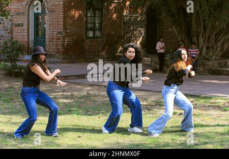 Neu-Delhi, Indien. 17th. Februar 2022. Die Studenten sahen am ersten Tag der Wiederaufnahme der Hochschule tanzen. Miranda House College for Women, North Campus University of Delhi, wird nach zwei Jahren Schließung aufgrund der Covid-19-Pandemie wieder eröffnet. Kredit: SOPA Images Limited/Alamy Live Nachrichten Stockfoto