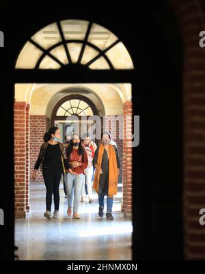 Neu-Delhi, Indien. 17th. Februar 2022. Studenten, die Gesichtsmasken nach der Covid-19-Richtlinie trugen, kamen am ersten Tag der Wiederaufnahme des Studiums an. Miranda House College for Women, North Campus University of Delhi, wird nach zwei Jahren Schließung aufgrund der Covid-19-Pandemie wieder eröffnet. Kredit: SOPA Images Limited/Alamy Live Nachrichten Stockfoto