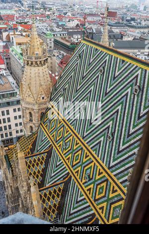 Der Stephansdom (häufiger als Stephansdom bekannt) hat ein kunstvoll gemustertes, reich gefärbtes Dach, 111 Meter lang und bedeckt von Stockfoto