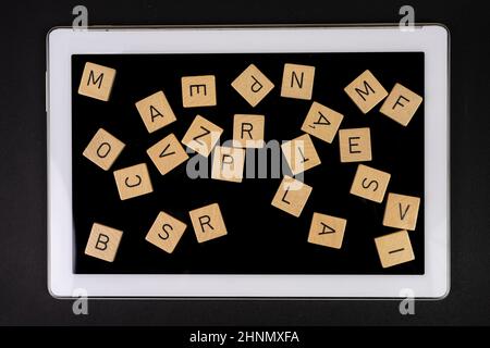 Einige Buchstaben des Alphabets auf Holzblöcken auf einer Tafel Stockfoto