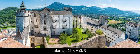 Die Festung Hohensalzburg liegt auf dem Festungsberg, einem kleinen Hügel in der österreichischen Stadt Salzburg. Errichtet auf Geheiß der Fürsterzbischöfe von S. Stockfoto