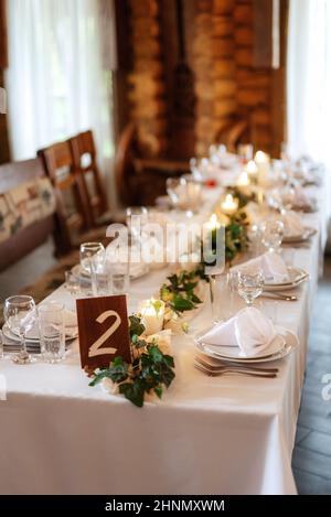 Bankettsaal für Hochzeiten mit dekorativen Elementen Stockfoto