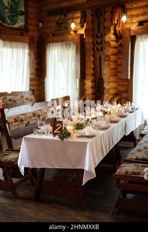 Bankettsaal für Hochzeiten mit dekorativen Elementen Stockfoto