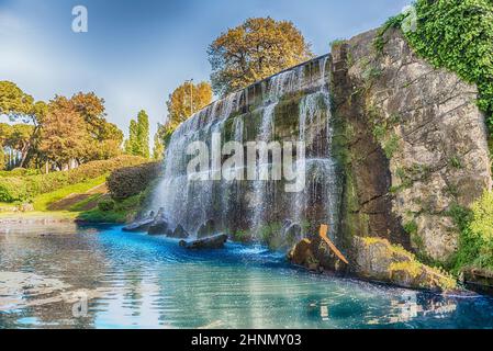 Malerischer Wasserfall im Stadtteil EUR von Rom, Italien Stockfoto