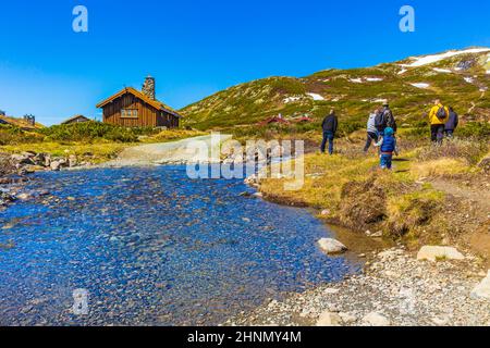 Menschen Wanderer und Fluss Vavatn Seenlandschaft Hemsedal Norwegen. Stockfoto