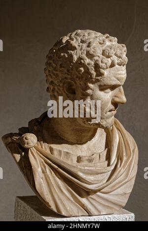 LYON, FRANKREICH, 15. Februar 2022 : Eine Büste von Kaiser Caracalla in Lugdunum, die Symbiose zwischen einer zum UNESCO-Weltkulturerbe gehörenden archäologischen Stätte und außergewöhnlicher c Stockfoto