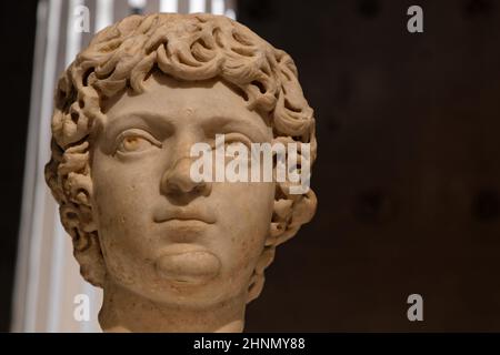 LYON, FRANKREICH, 15. Februar 2022 : Eine Statue des jungen Caracalla in Lugdunum, die Symbiose zwischen einer zum UNESCO-Weltkulturerbe gehörenden archäologischen Stätte und außergewöhnlicher c Stockfoto