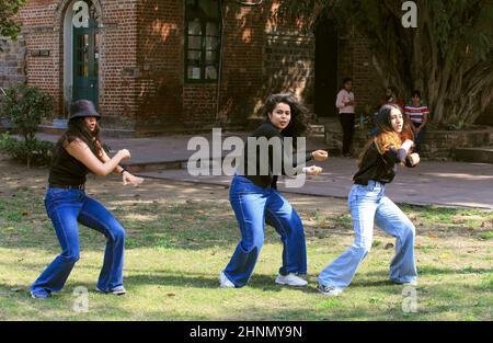 Neu-Delhi, Indien. 17th. Februar 2022. Die Studenten sahen am ersten Tag der Wiederaufnahme der Hochschule tanzen. Miranda House College for Women, North Campus University of Delhi, wird nach zwei Jahren Schließung aufgrund der Covid-19-Pandemie wieder eröffnet. (Foto von Naveen Sharma/SOPA Images/Sipa USA) Quelle: SIPA USA/Alamy Live News Stockfoto