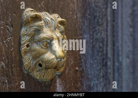 LYON, FRANKREICH, 16. Februar 2022 : Ein bronzener Löwenkopf an einer Tür im Stadtteil Vieux-Lyon. Stockfoto